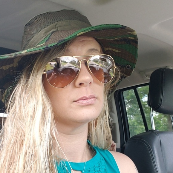 Meet your Posher, Camille - Picture 4 of 4